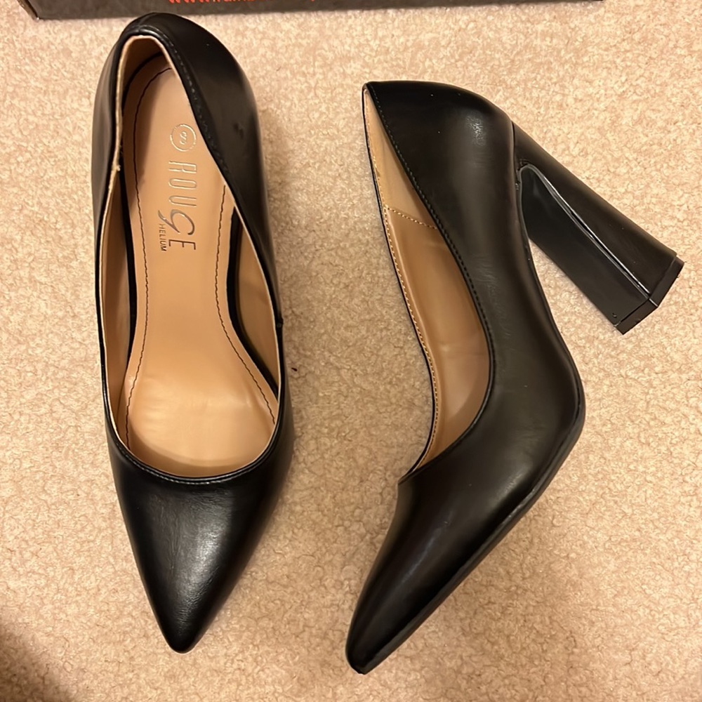 NIB Black Stellato curved thigh heel pumps
